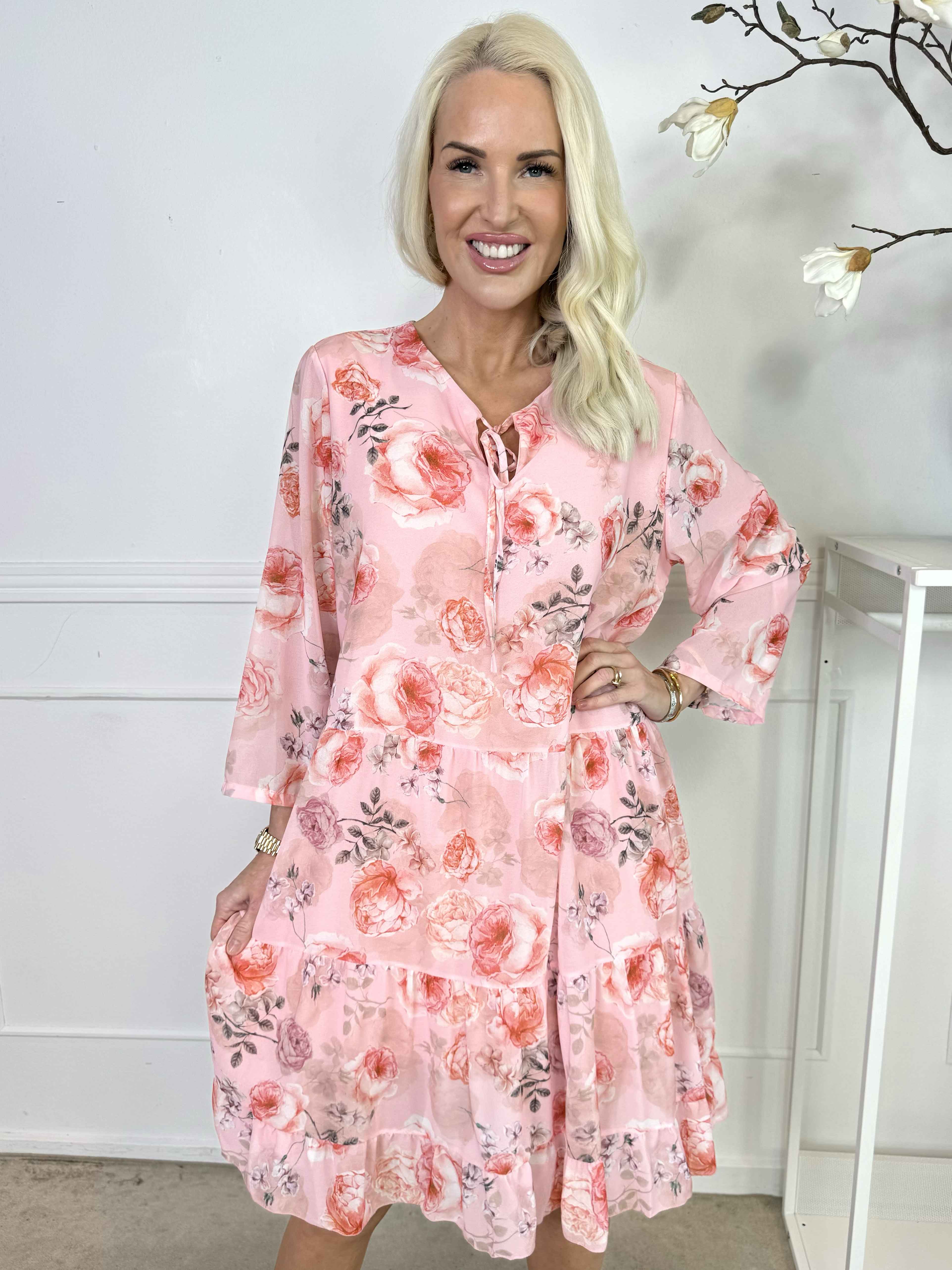 Stella - Blomsterkjole i chiffon med viskose underkjole